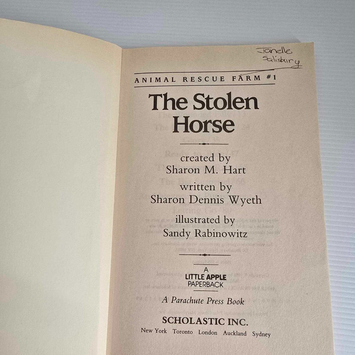 Alona.com.au Animal Rescue Farm #1 The Stolen Horse by Sharon M. Hart, Paperback 1988