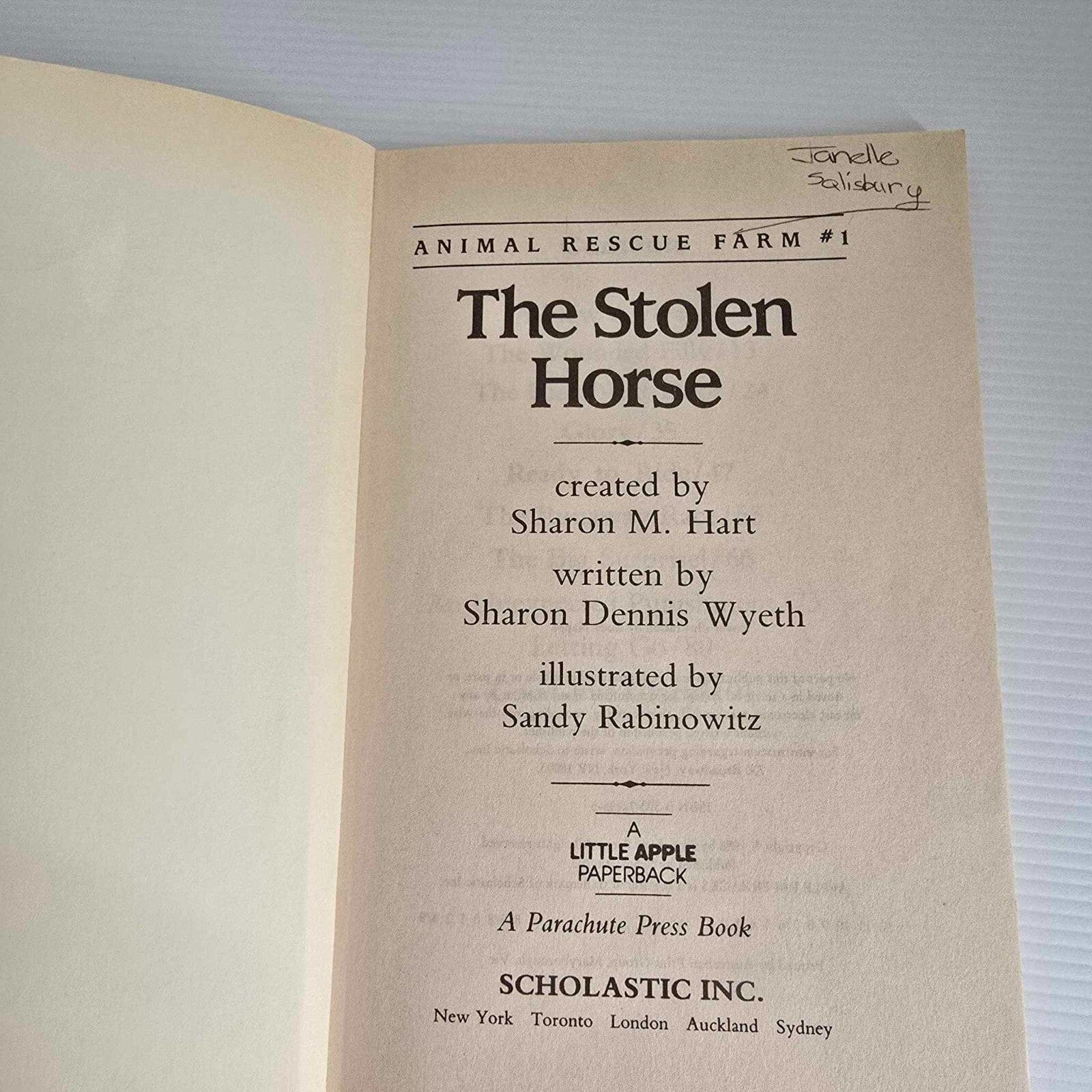 Alona.com.au Animal Rescue Farm #1 The Stolen Horse by Sharon M. Hart, Paperback 1988