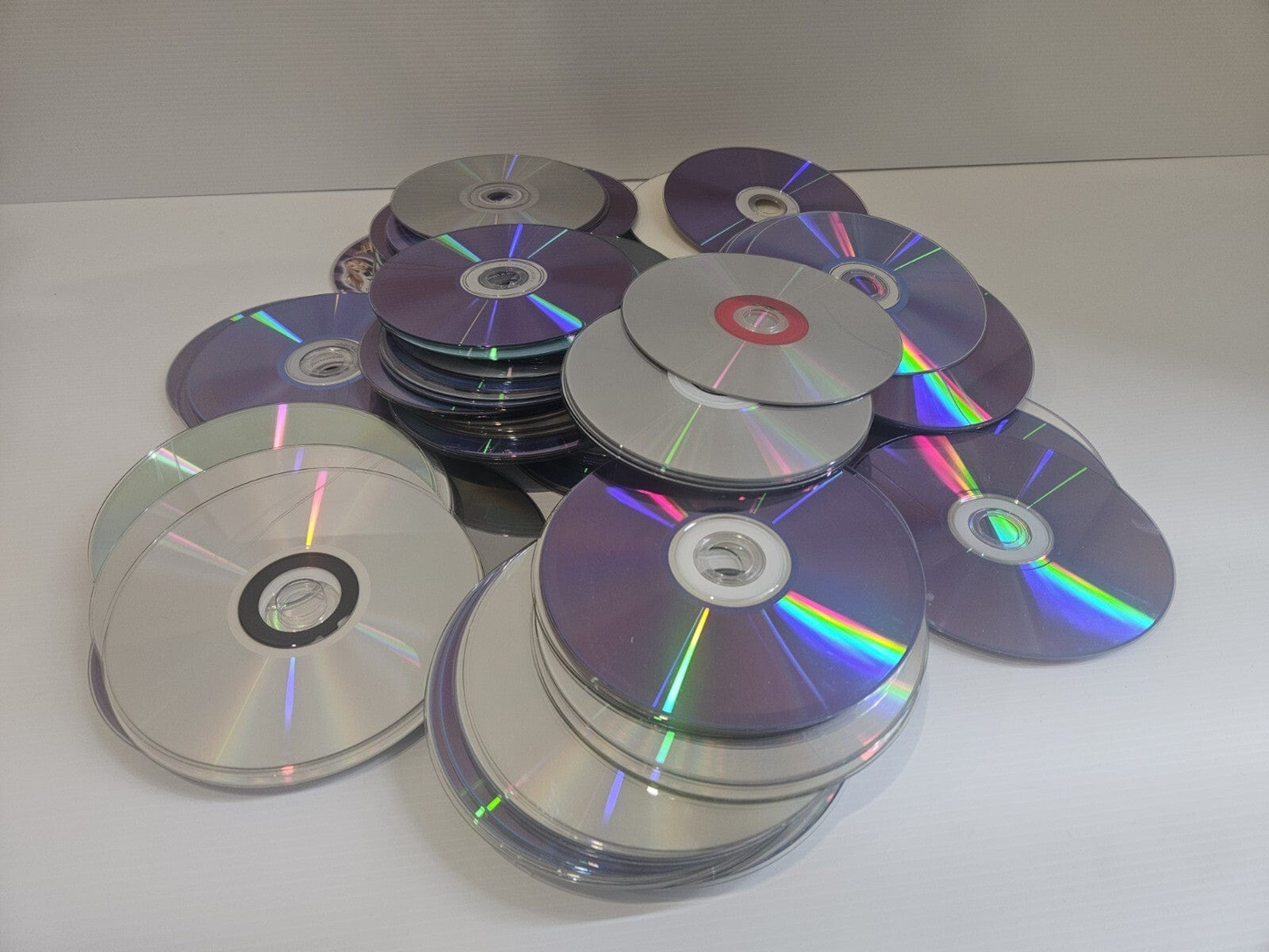 Unbranded Home & Garden > Hobbies > Arts & Crafts 150 Old CD DVD Compact Discs For Art And Crafts DIY Projects Decoration  School