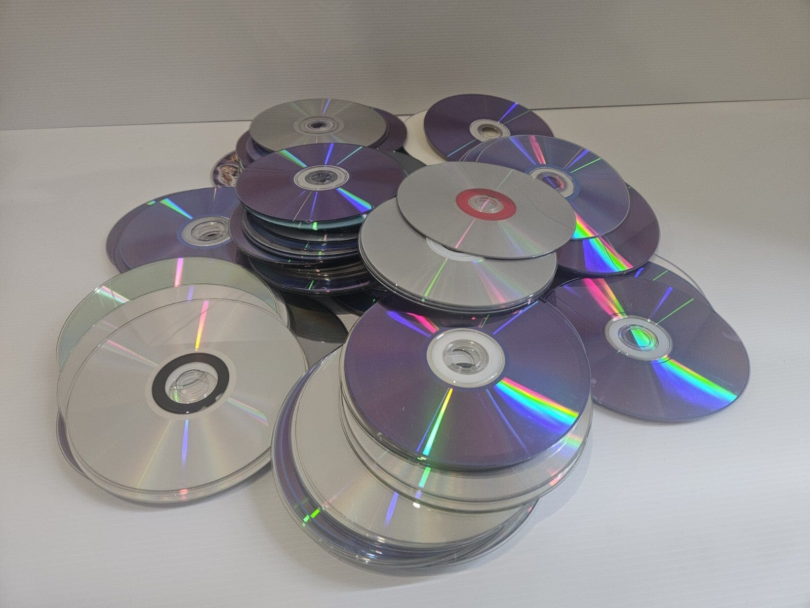 Unbranded Home & Garden > Hobbies > Arts & Crafts 150 Old CD DVD Compact Discs For Art And Crafts DIY Projects Decoration  School